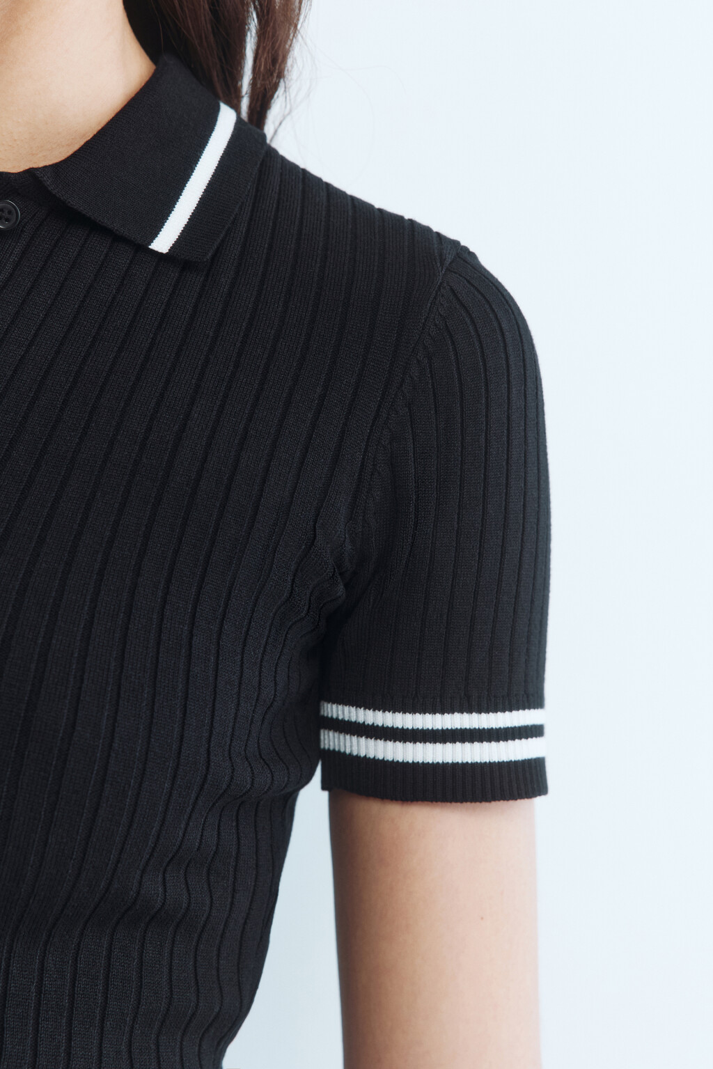 Футболка-топ укороченная с воротником-поло - цвет черный - 7
