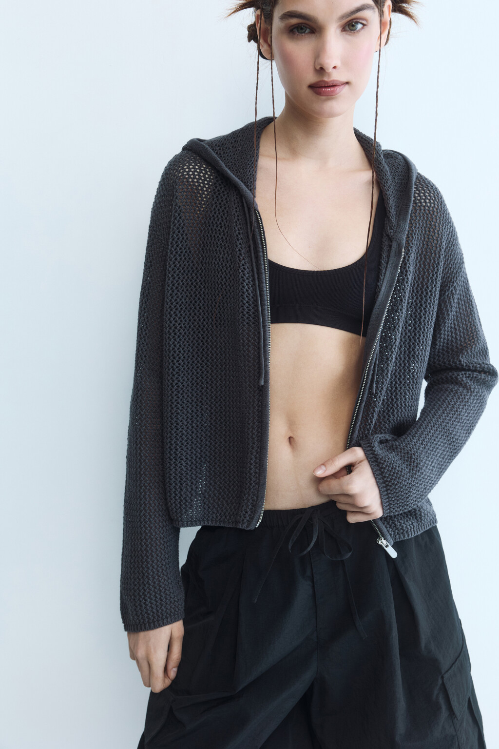 Кардиган на молнии ажурный с капюшоном - цвет серый - 1