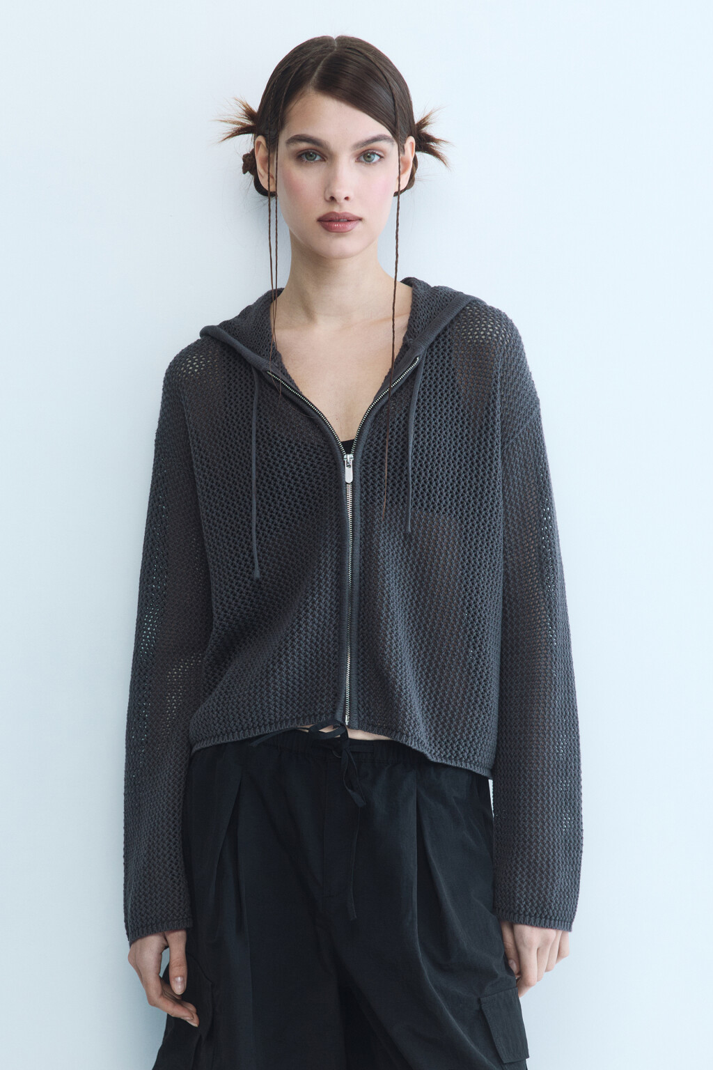 Кардиган на молнии ажурный с капюшоном - цвет серый - 2
