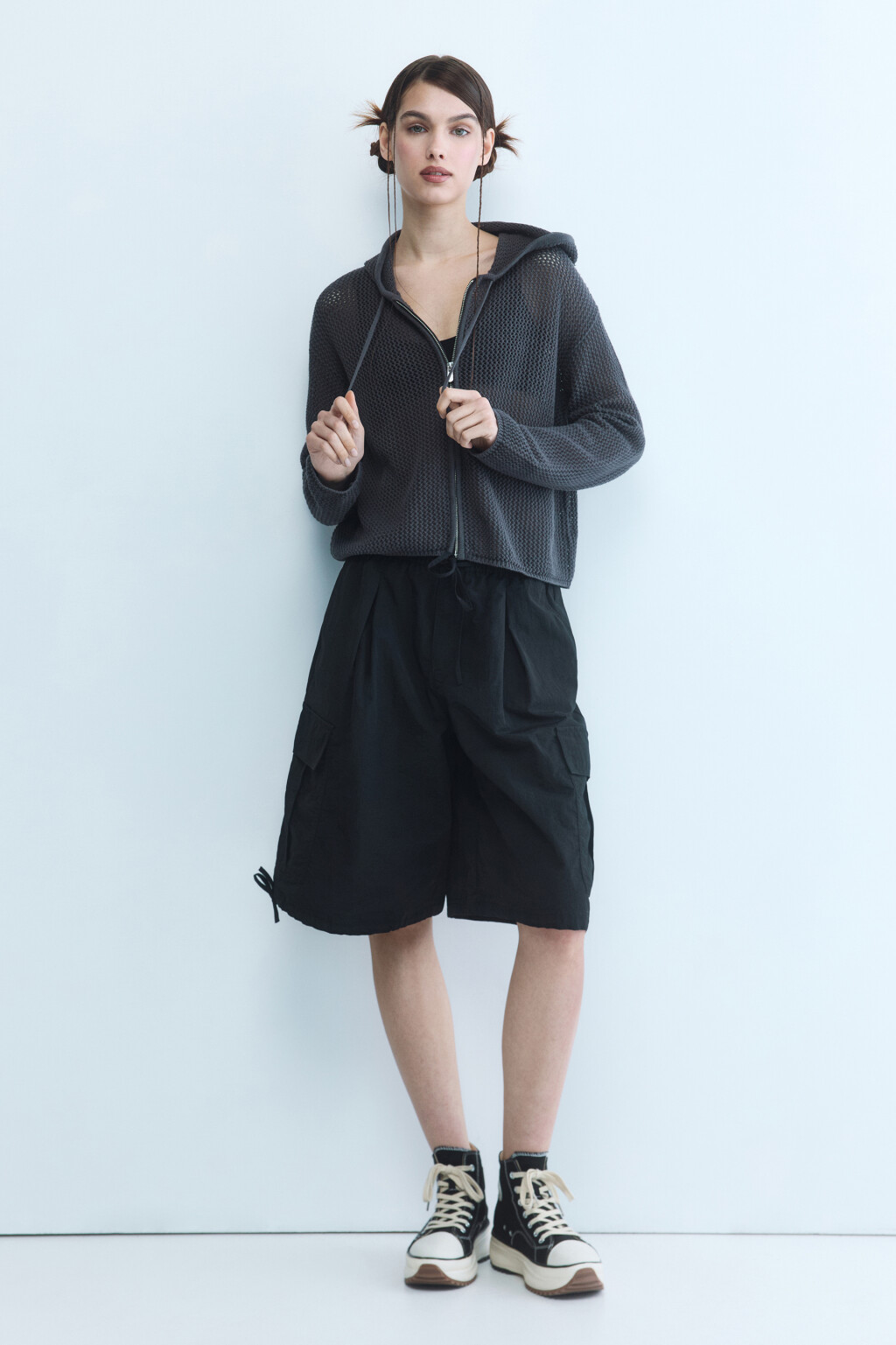 Кардиган на молнии ажурный с капюшоном - цвет серый - 5