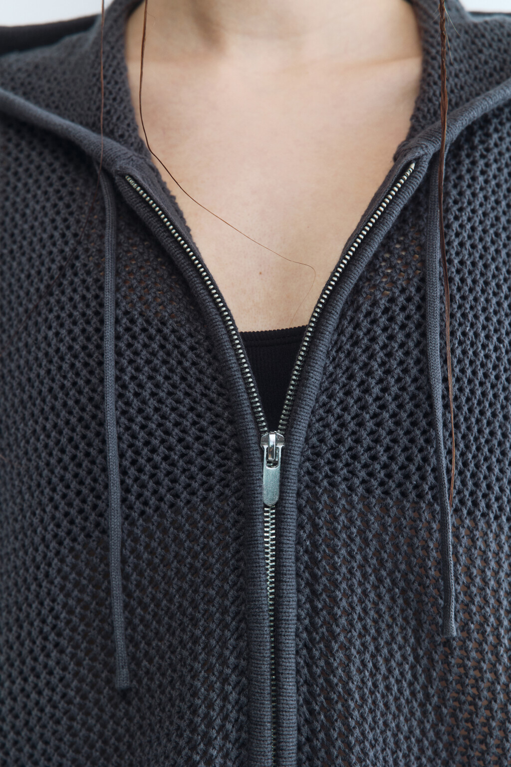 Кардиган на молнии ажурный с капюшоном - цвет серый - 6