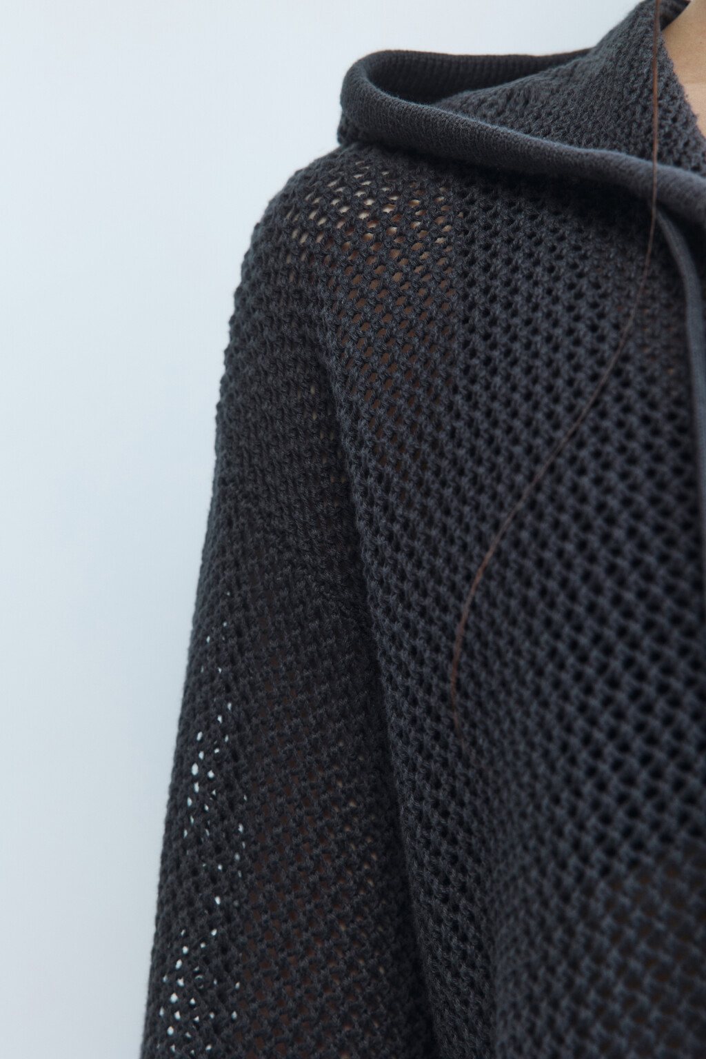 Кардиган на молнии ажурный с капюшоном - цвет серый - 7