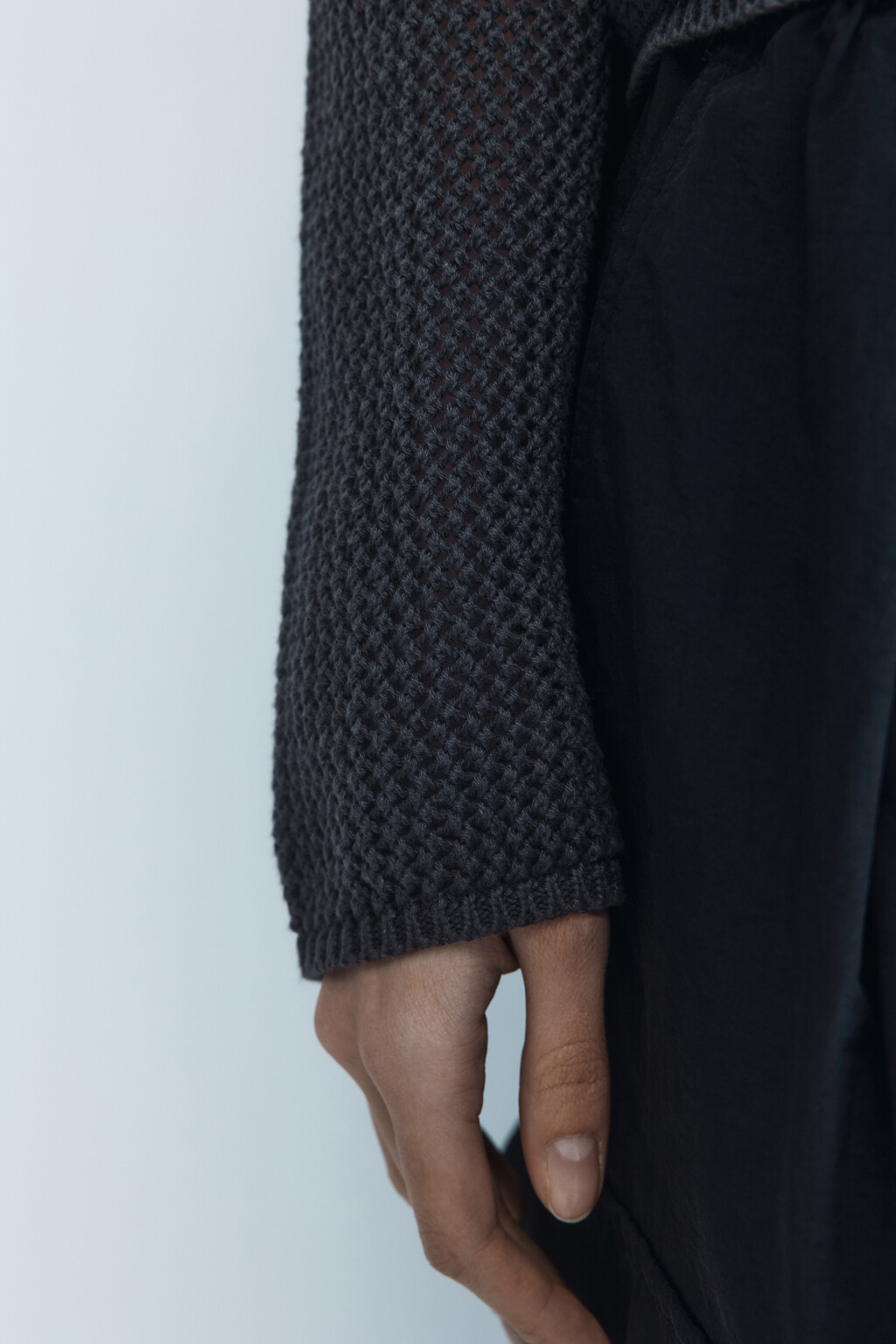 Кардиган на молнии ажурный с капюшоном - цвет серый - 8