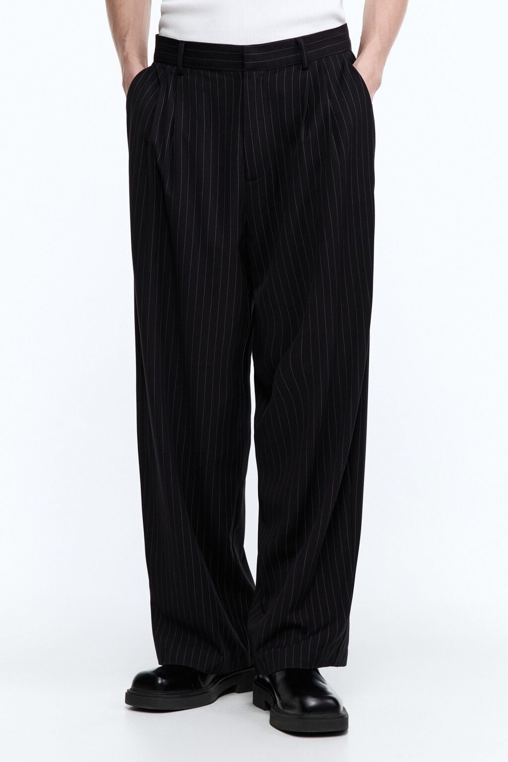 Брюки широкие костюмные в полоску - цвет черный - 2