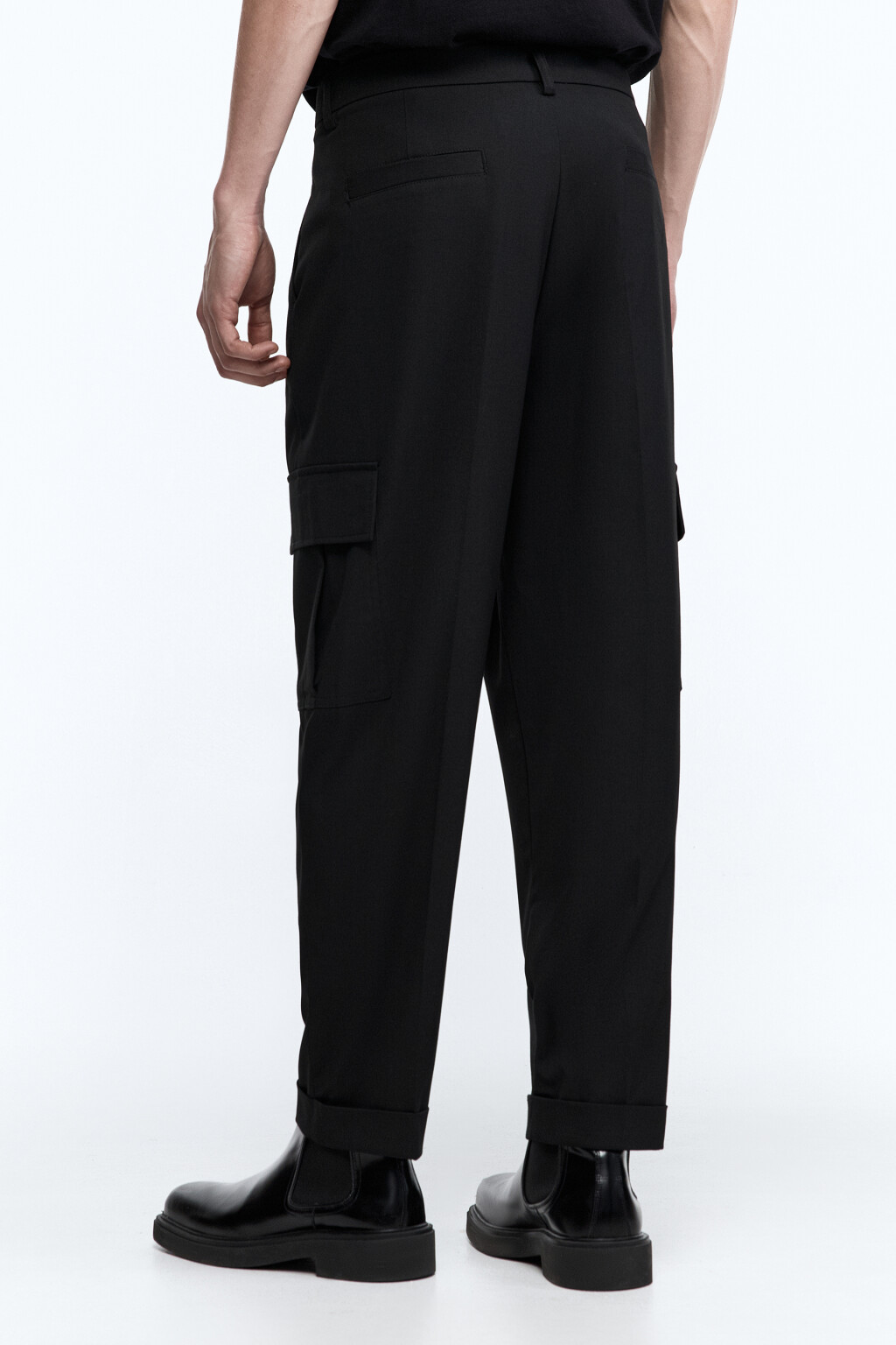 Брюки костюмные с карманами карго - цвет черный - 4