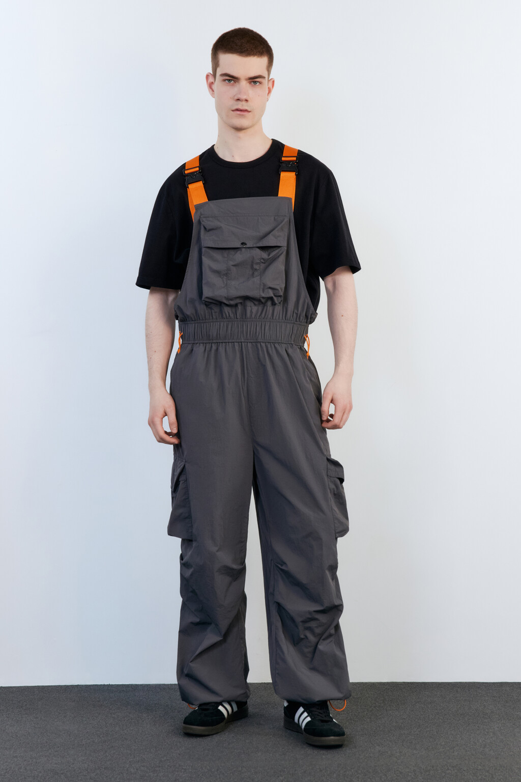Комбинезон с лямками и накладными карманами - цвет серый - 2