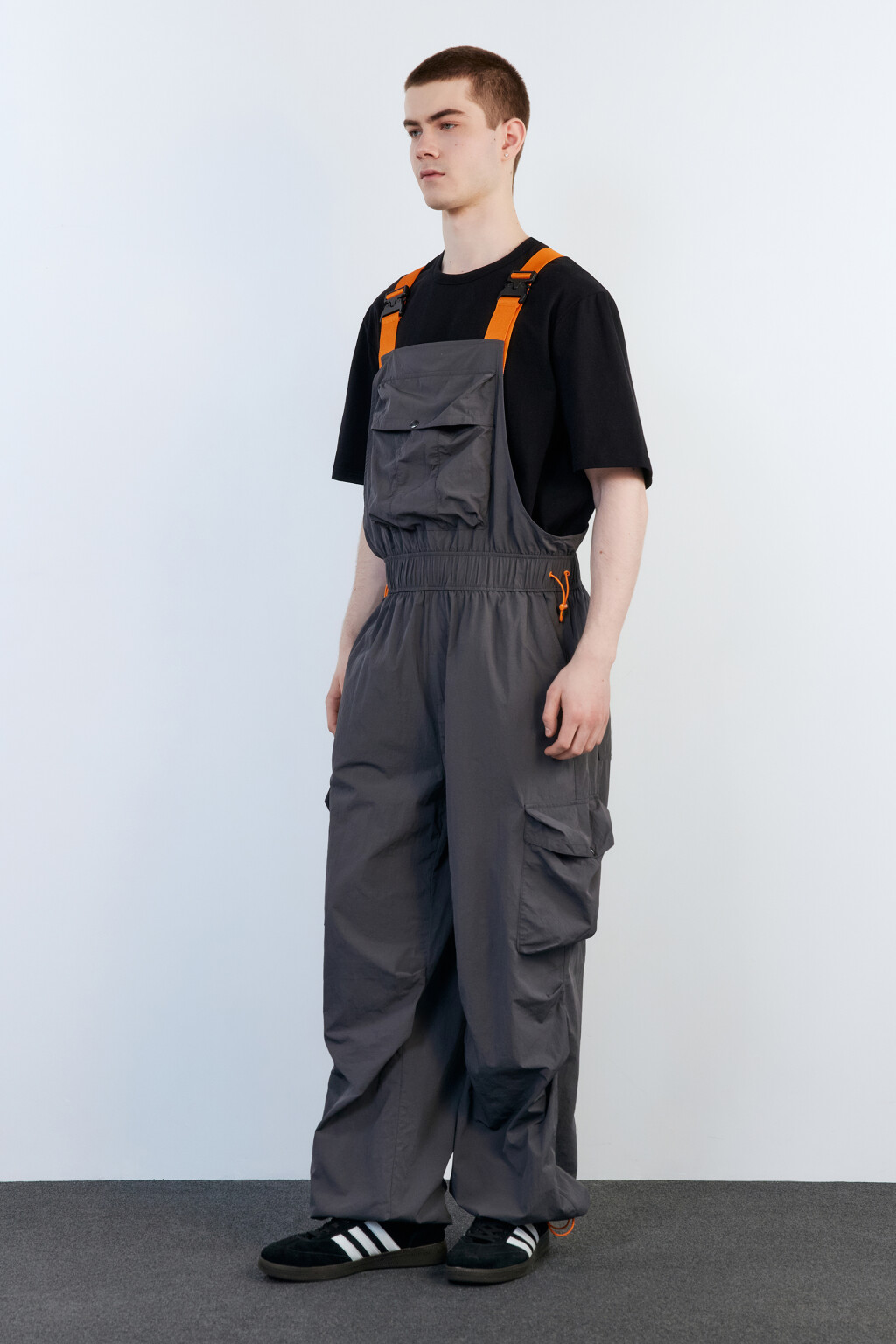 Комбинезон с лямками и накладными карманами - цвет серый - 3