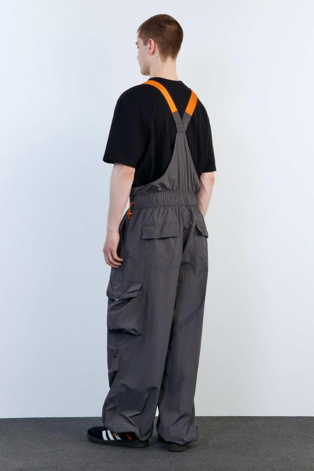 Комбинезон с лямками и накладными карманами - цвет серый - 4