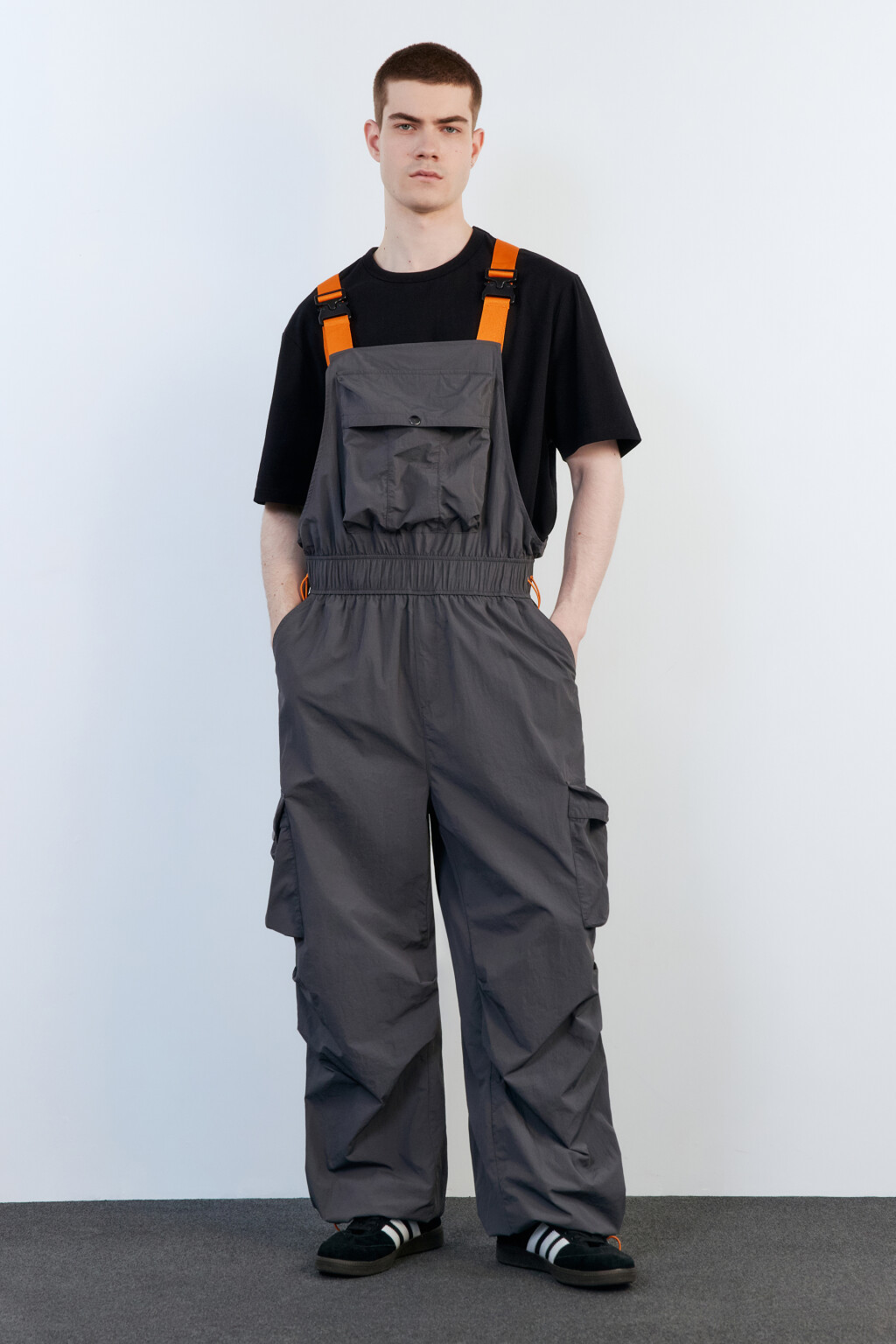 Комбинезон с лямками и накладными карманами - цвет серый - 5