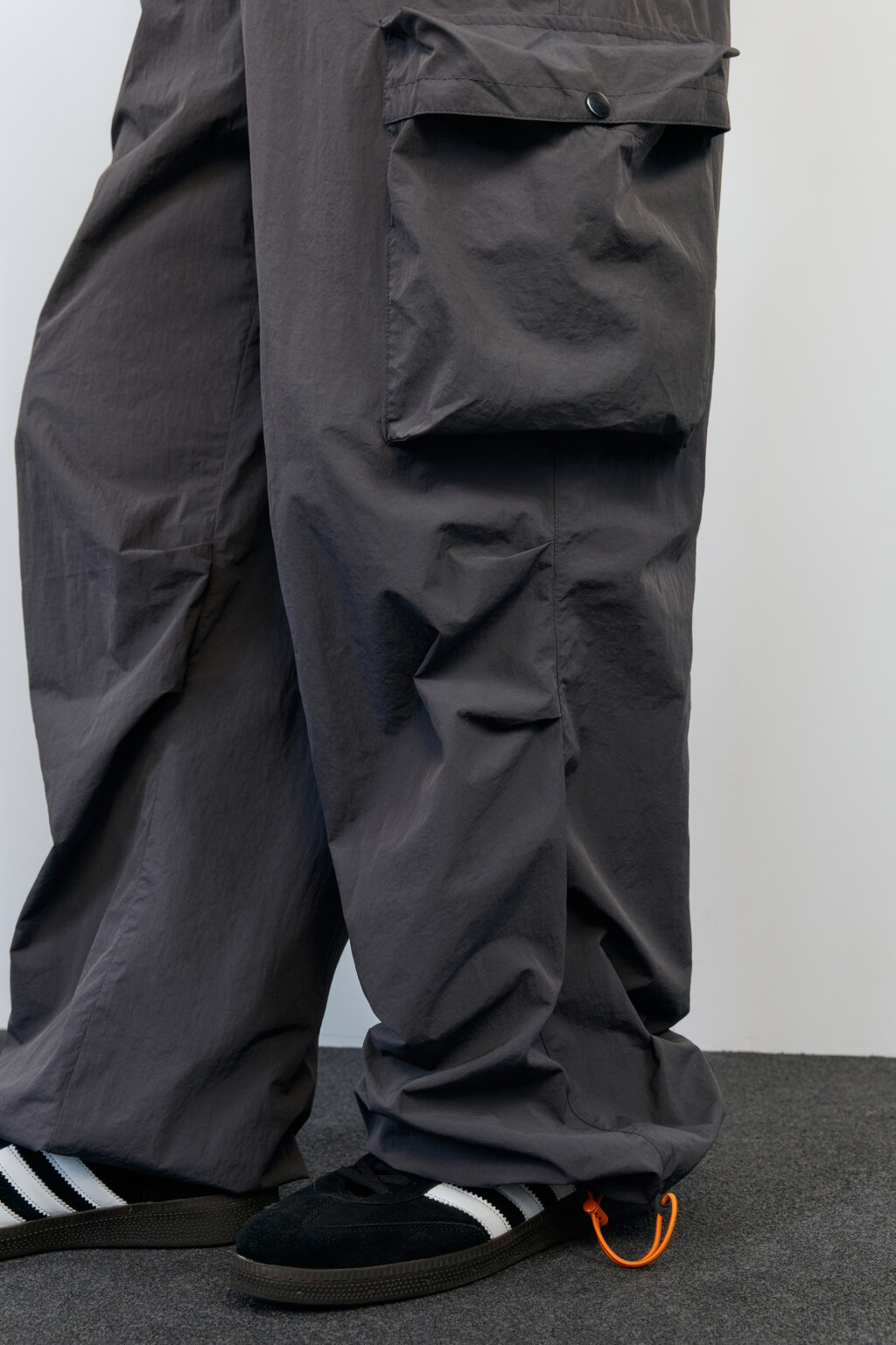 Комбинезон с лямками и накладными карманами - цвет серый - 6