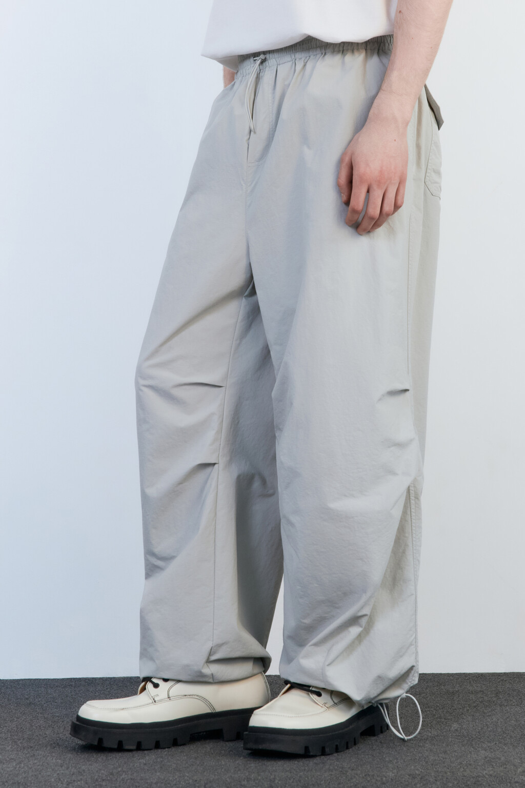Брюки-парашюты широкие с драпировками - цвет серый - 4