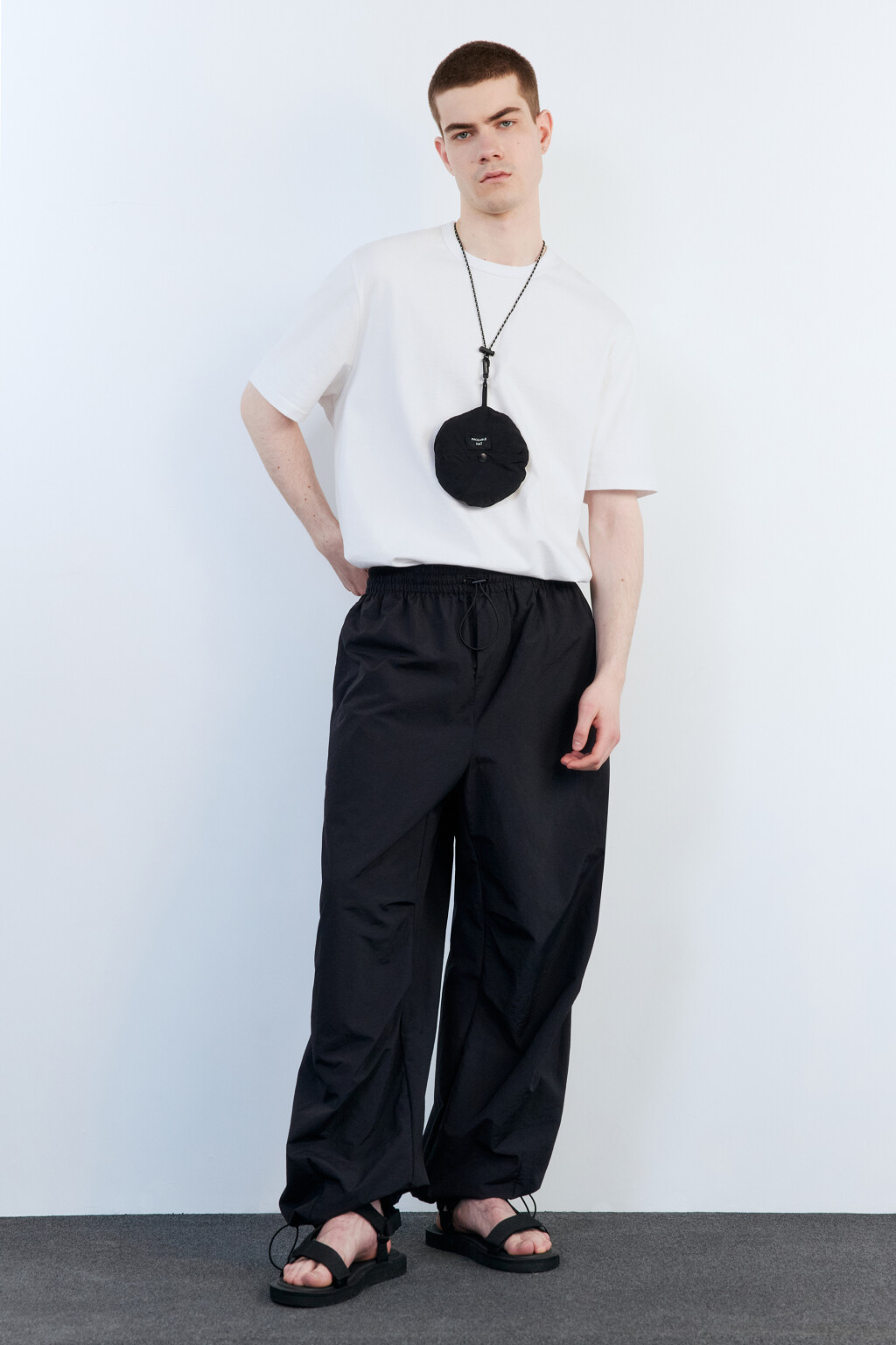 Брюки-парашюты широкие с драпировками - цвет черный - 1