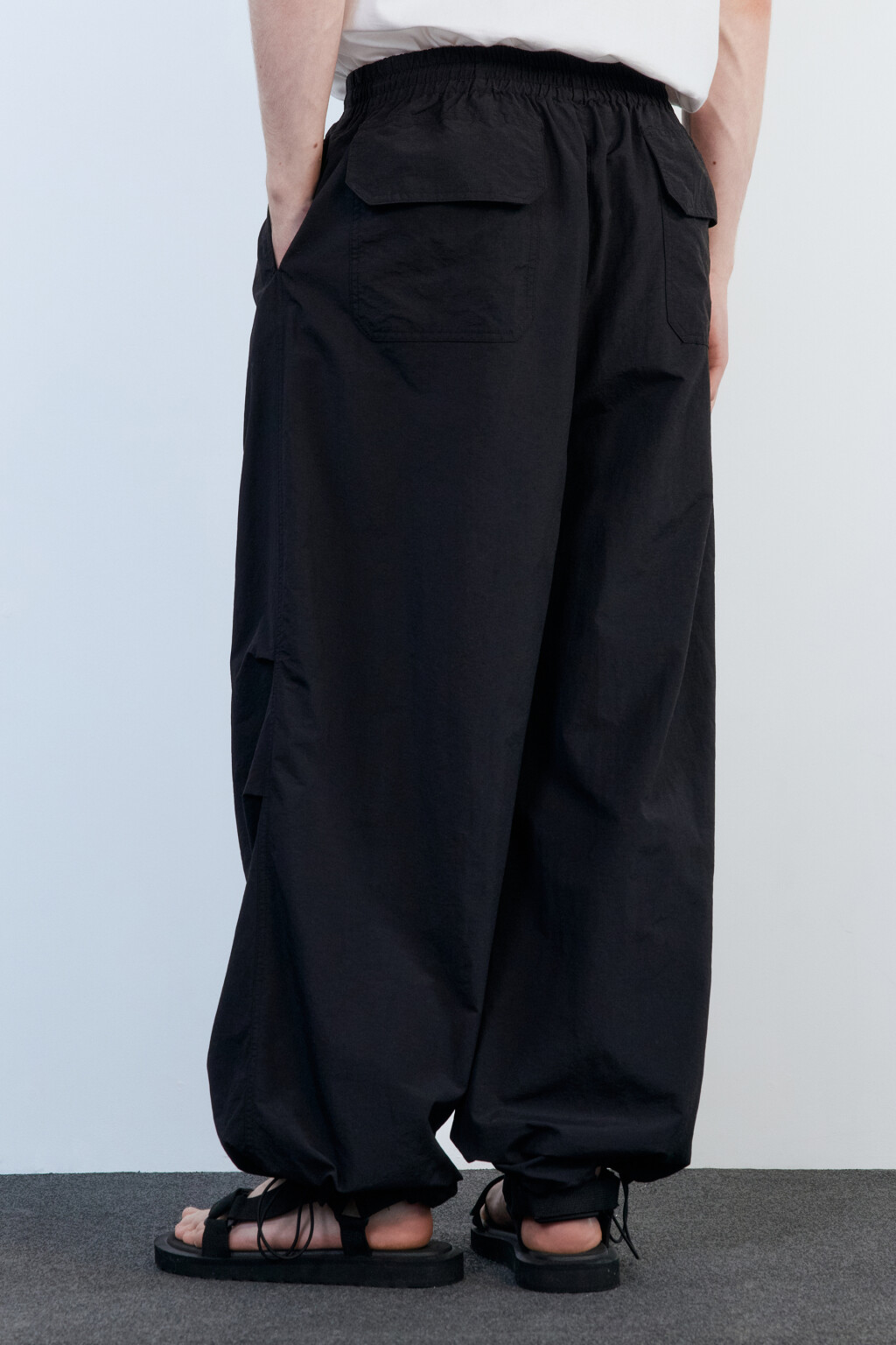 Брюки-парашюты широкие с драпировками - цвет черный - 4