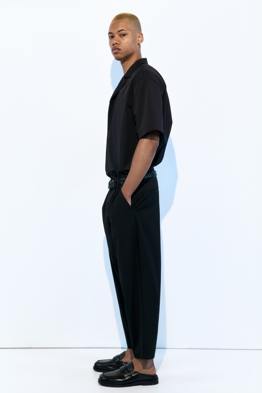 Брюки-бананы широкие из костюмной ткани - цвет черный - 2