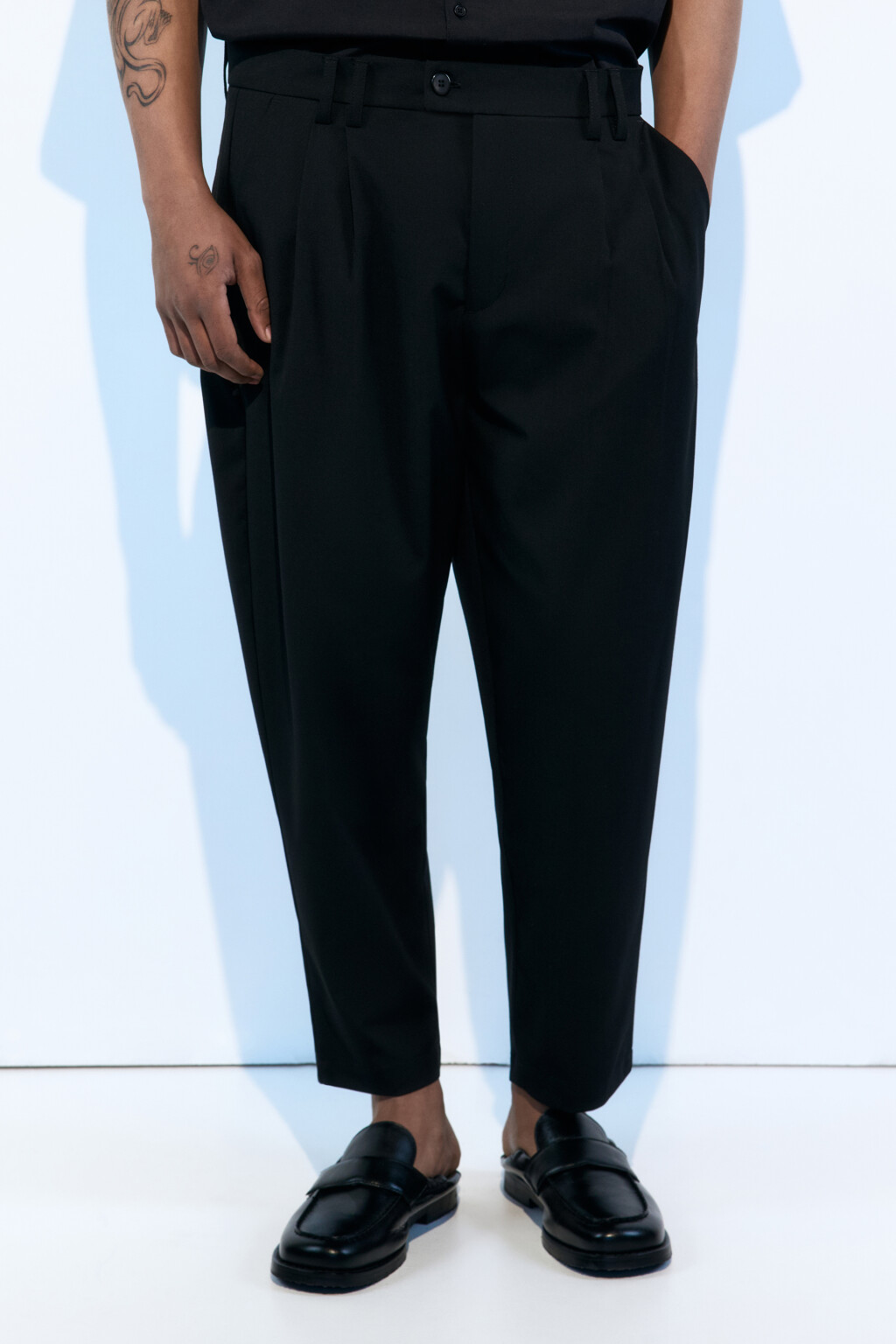 Брюки-бананы широкие из костюмной ткани - цвет черный - 3