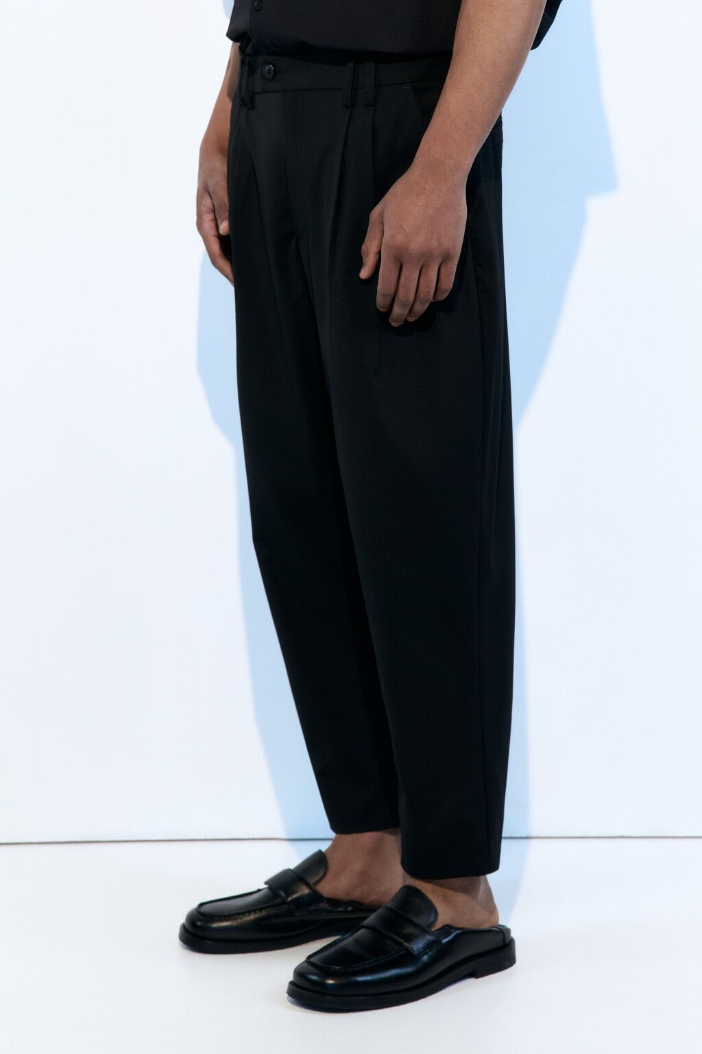Брюки-бананы широкие из костюмной ткани - цвет черный - 4