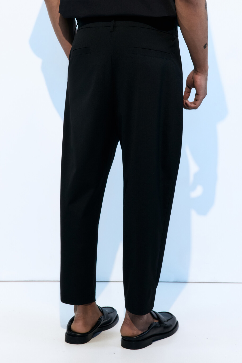 Брюки-бананы широкие из костюмной ткани - цвет черный - 5