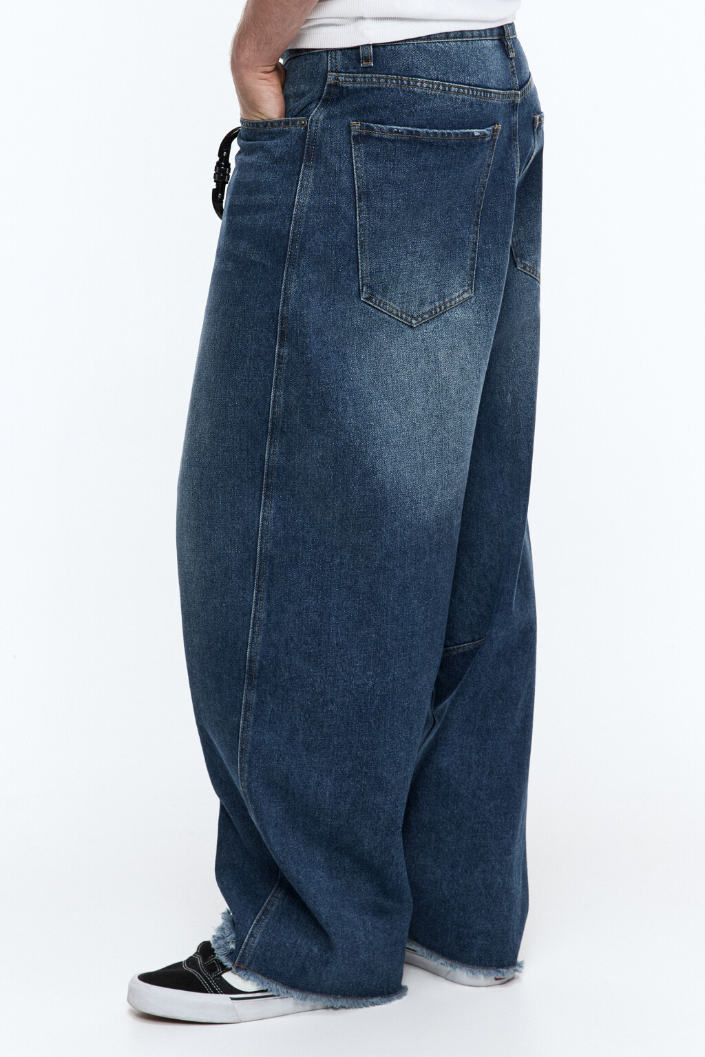 Джинсы-баллон с открытыми срезами - цвет синий - 4