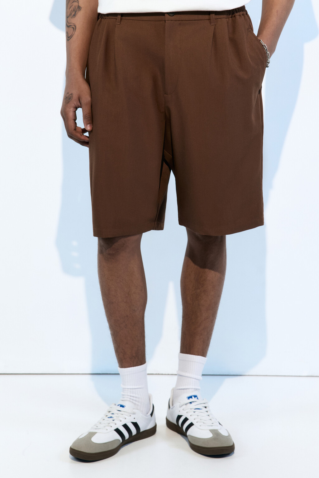 Шорты костюмные с защипами на поясе - цвет коричневый - 2