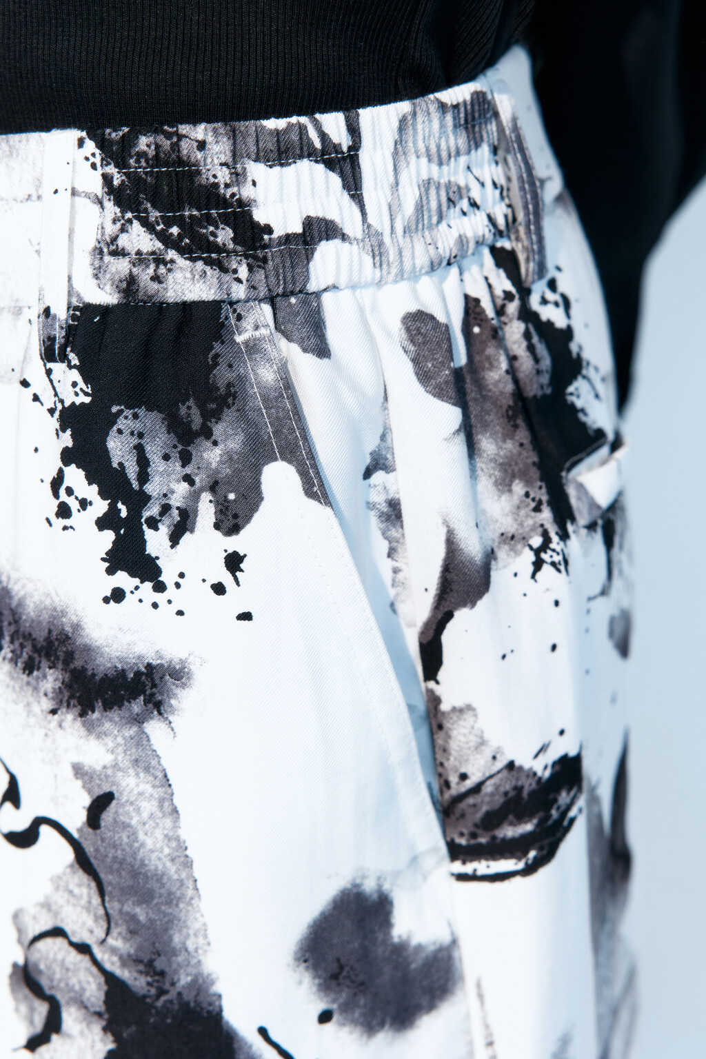 Шорты-бермуды костюмные из вискозы - цвет белый - 7