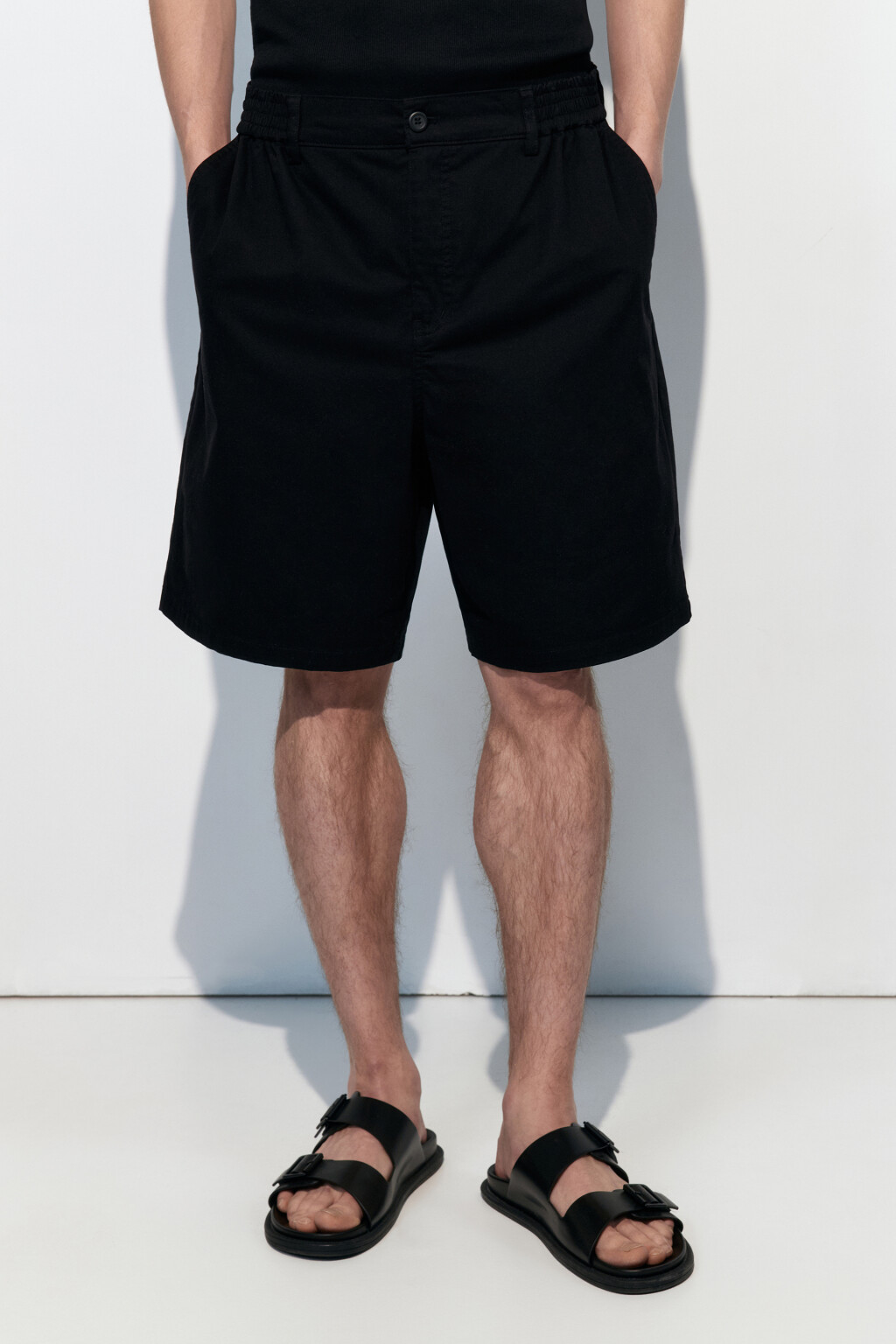 Шорты-бермуды хлопковые с резинкой на поясе - цвет черный - 2