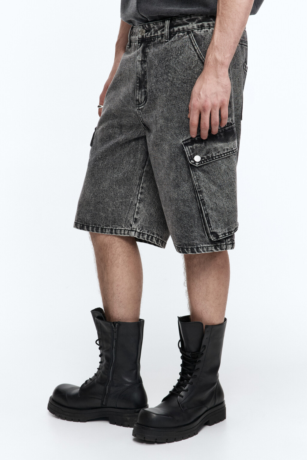 Шорты-бермуды джинсовые с вареным эффектом - цвет серый - 2
