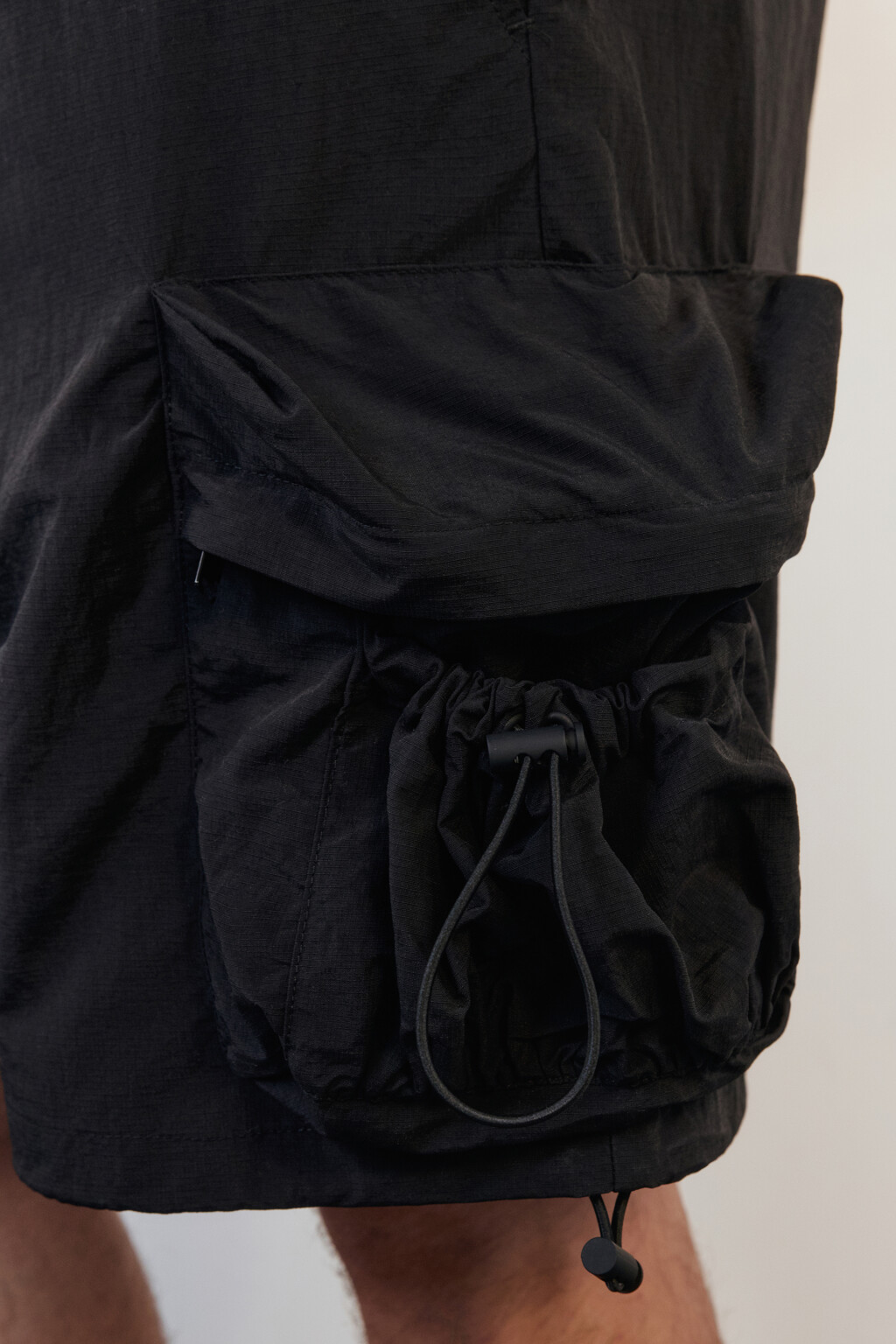 Шорты-парашюты с объемными карманами - цвет черный - 8