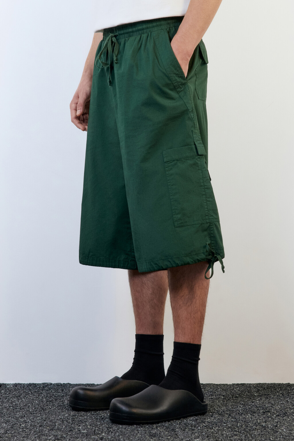 Шорты-бриджи широкие хлопковые с карманами-карго - цвет зеленый - 3