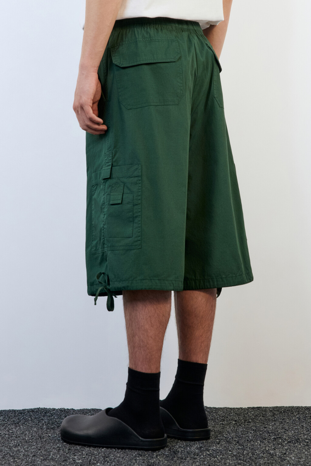Шорты-бриджи широкие хлопковые с карманами-карго - цвет зеленый - 4
