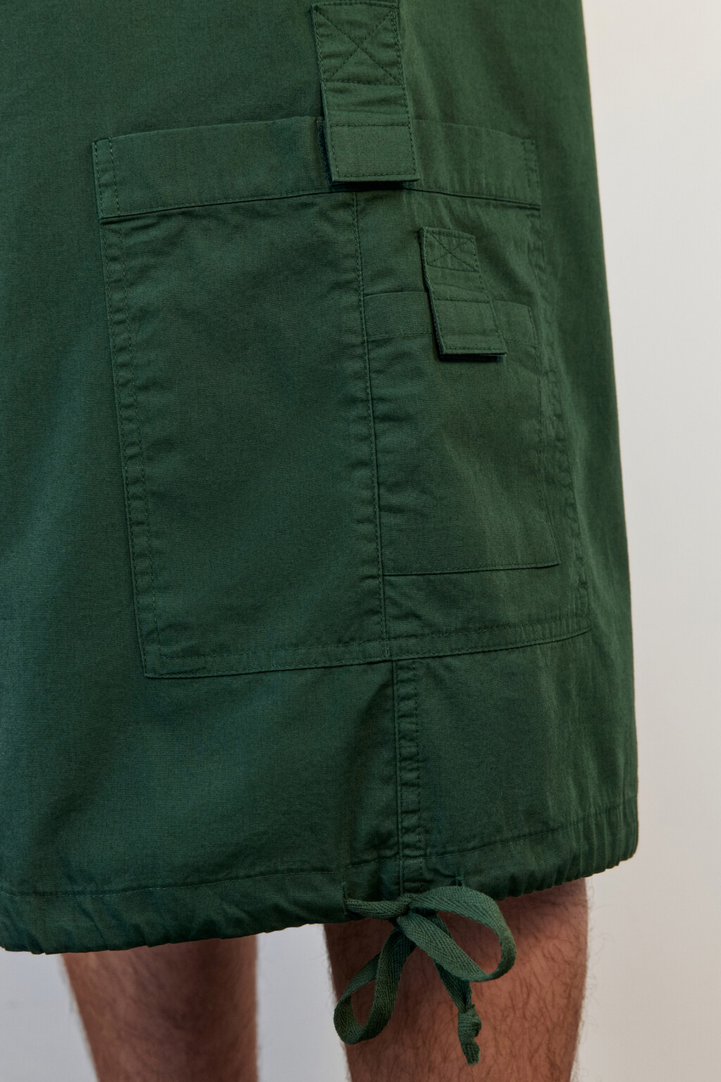 Шорты-бриджи широкие хлопковые с карманами-карго - цвет зеленый - 8