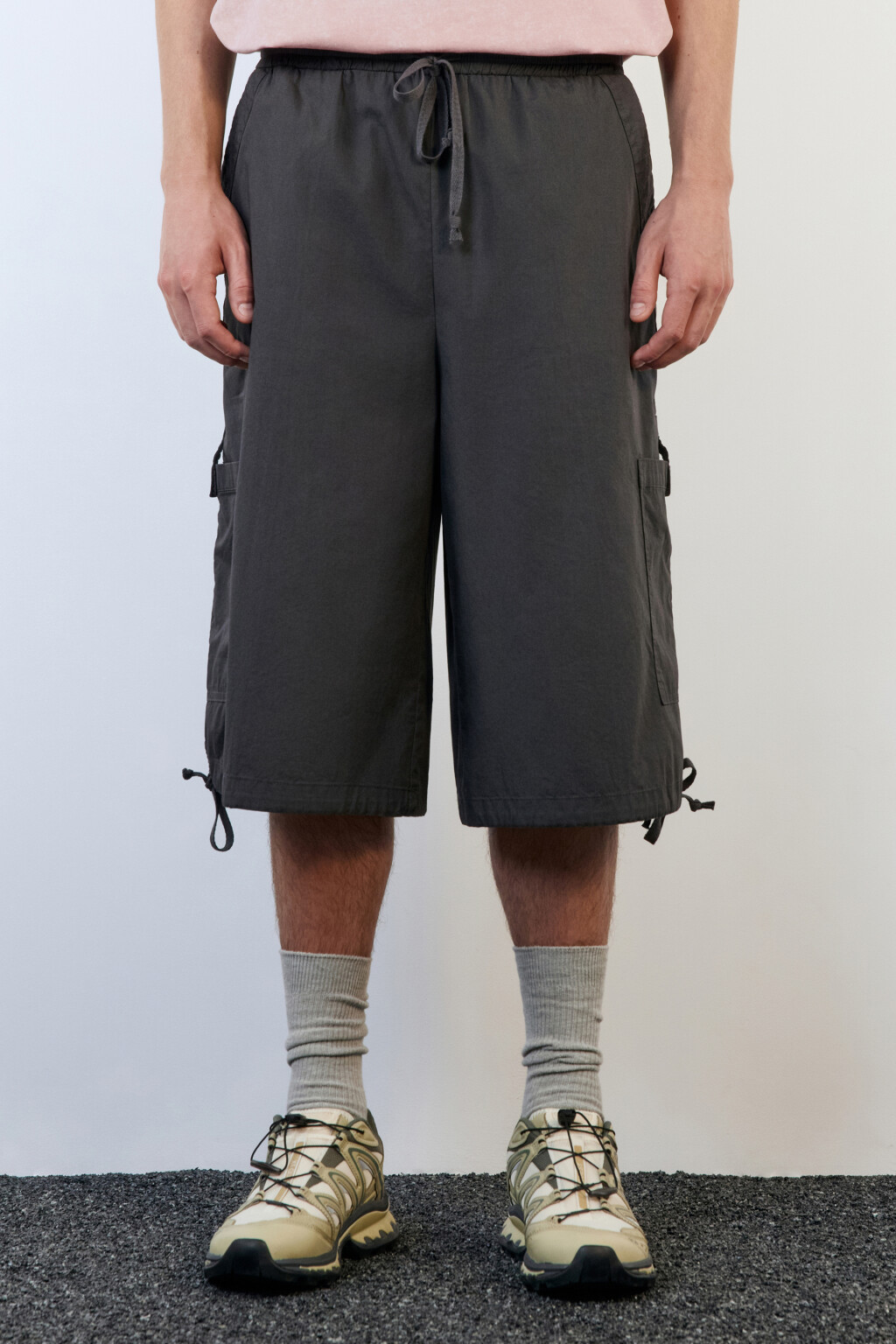 Шорты-бриджи широкие хлопковые с карманами-карго - цвет серый - 2