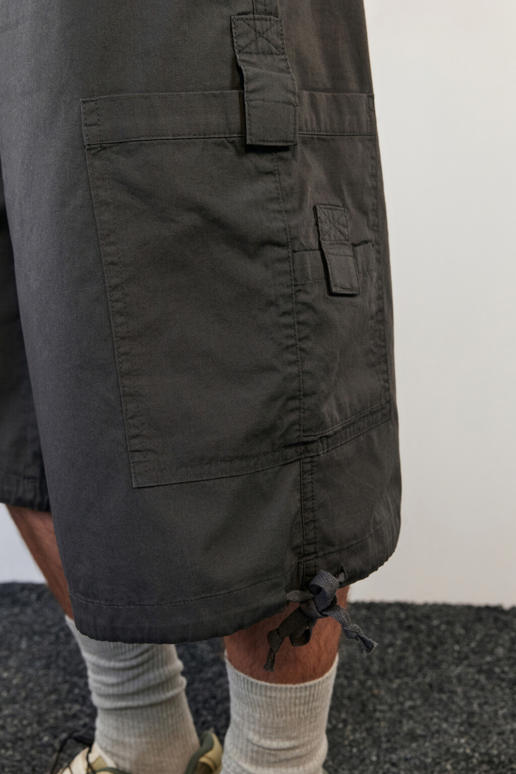 Шорты-бриджи широкие хлопковые с карманами-карго - цвет серый - 8