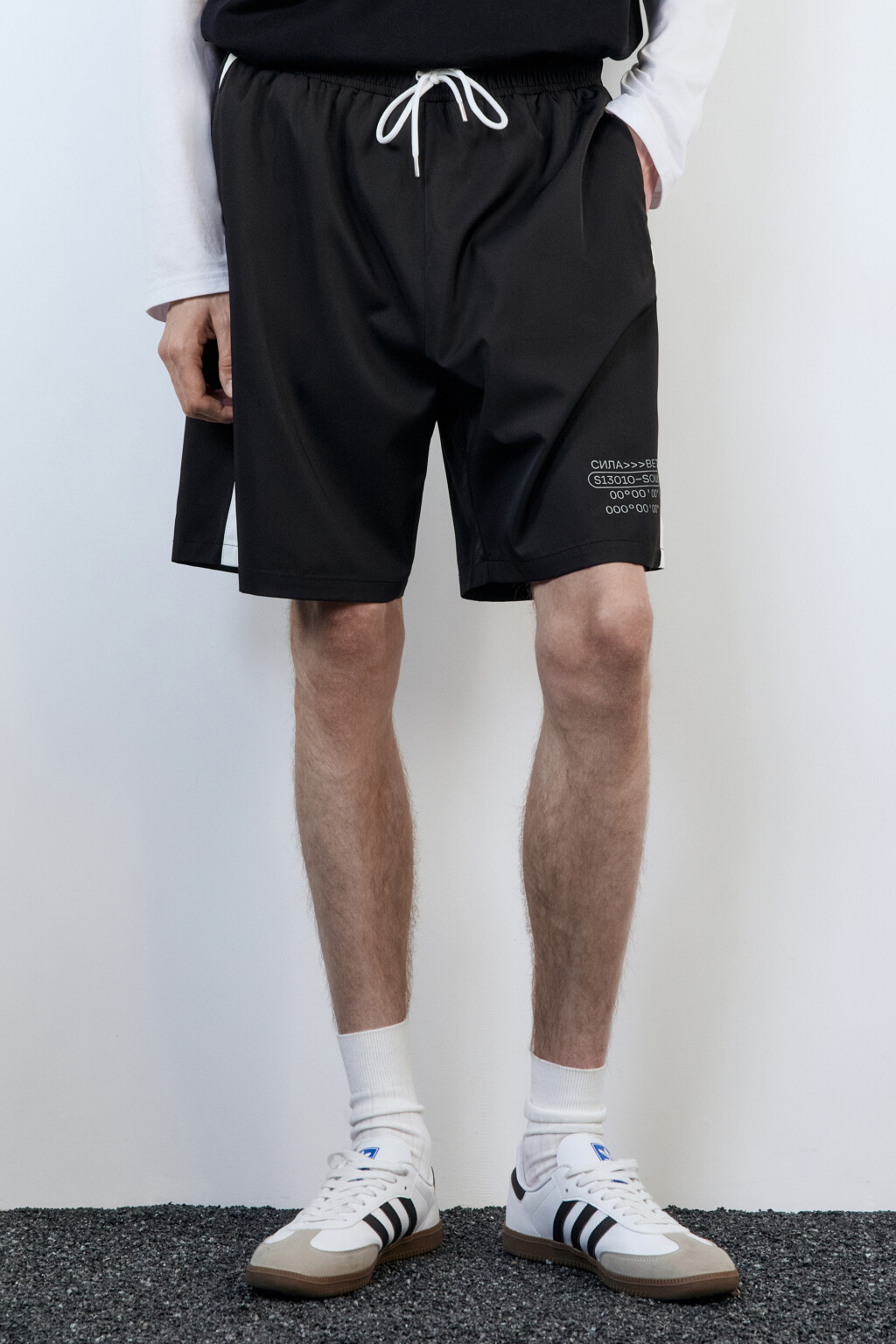 Шорты купальные с лампасами и принтом - цвет черный - 1