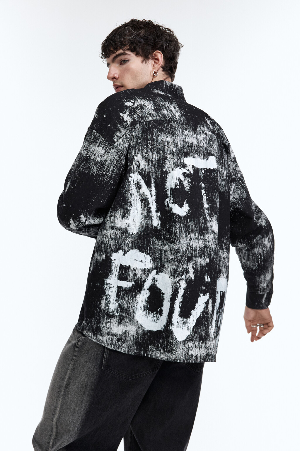 Рубашка oversize с эффектом тай-дай и надписью - цвет черный - 2