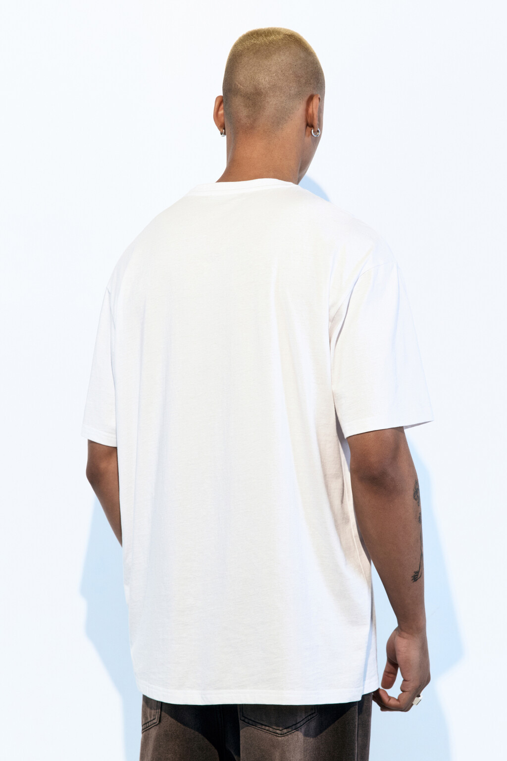 Футболка хлопковая с принтом-абстракцией - цвет белый - 4