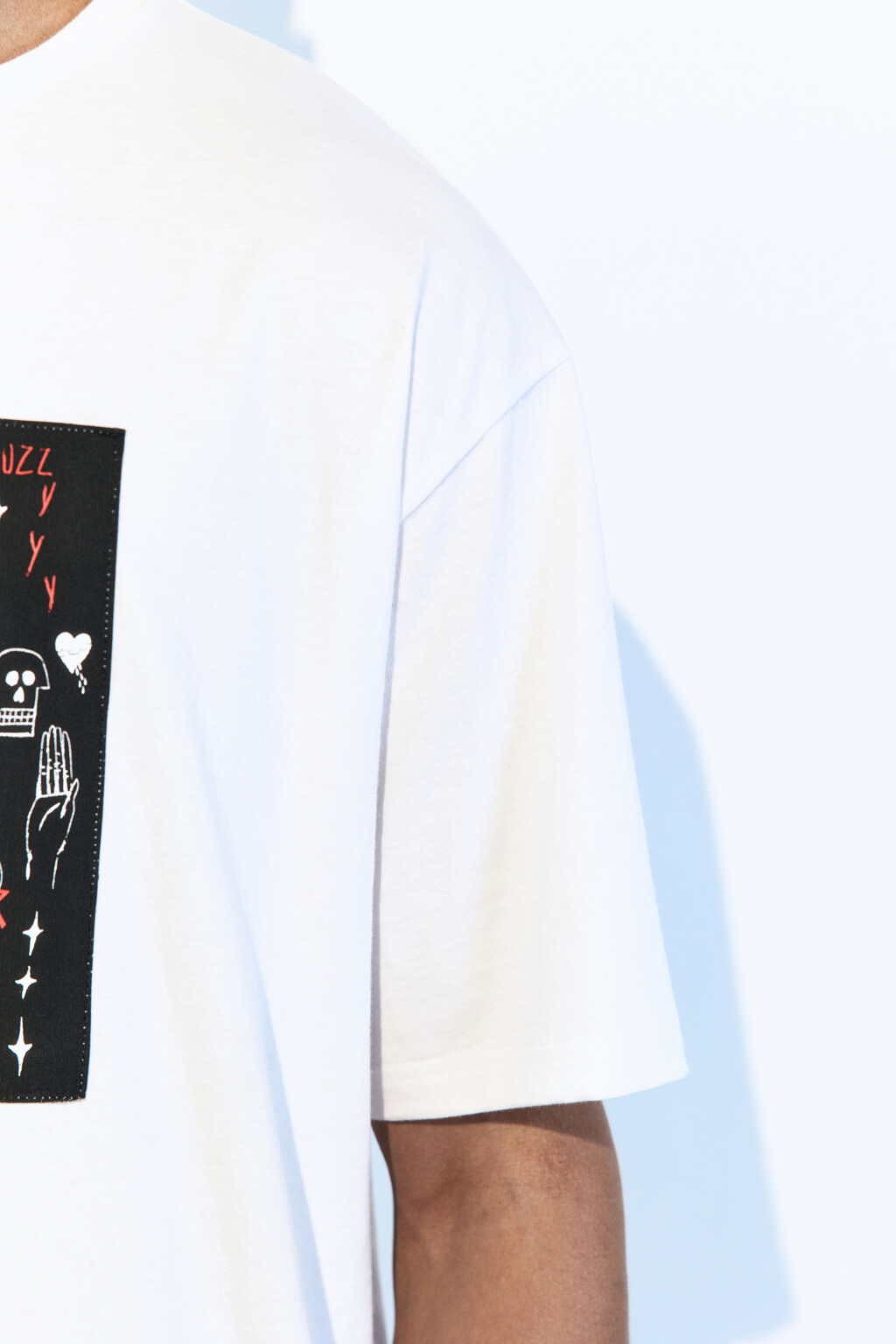 Футболка хлопковая с принтом-абстракцией - цвет белый - 7