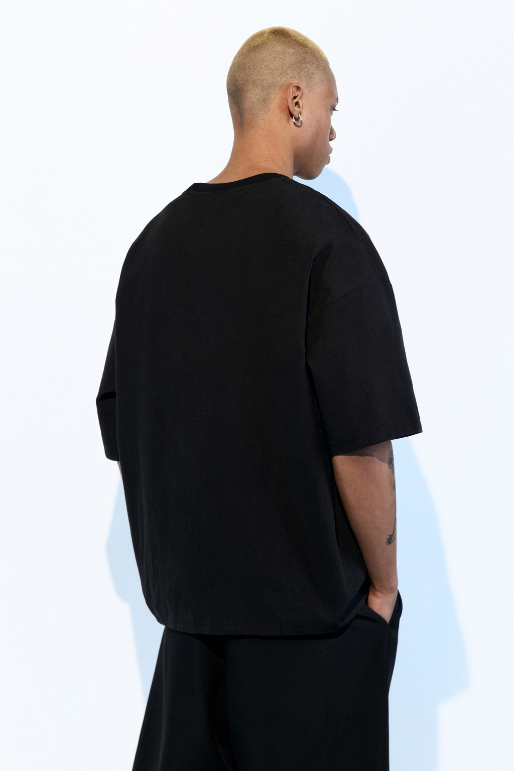 Футболка oversize с удлиненными рукавами - цвет черный - 5