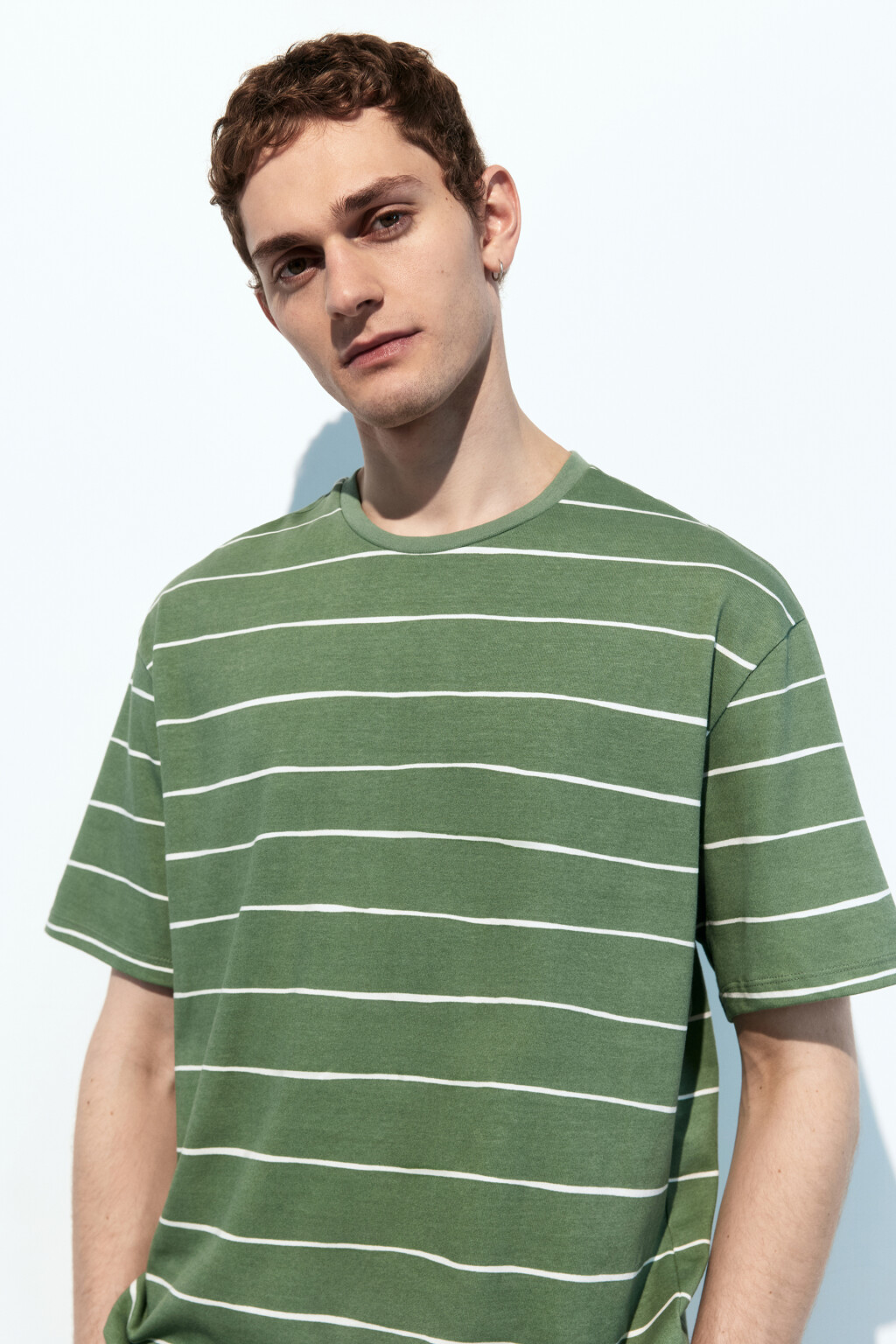 Футболка хлопковая с принтом в полоску - цвет зеленый - 2