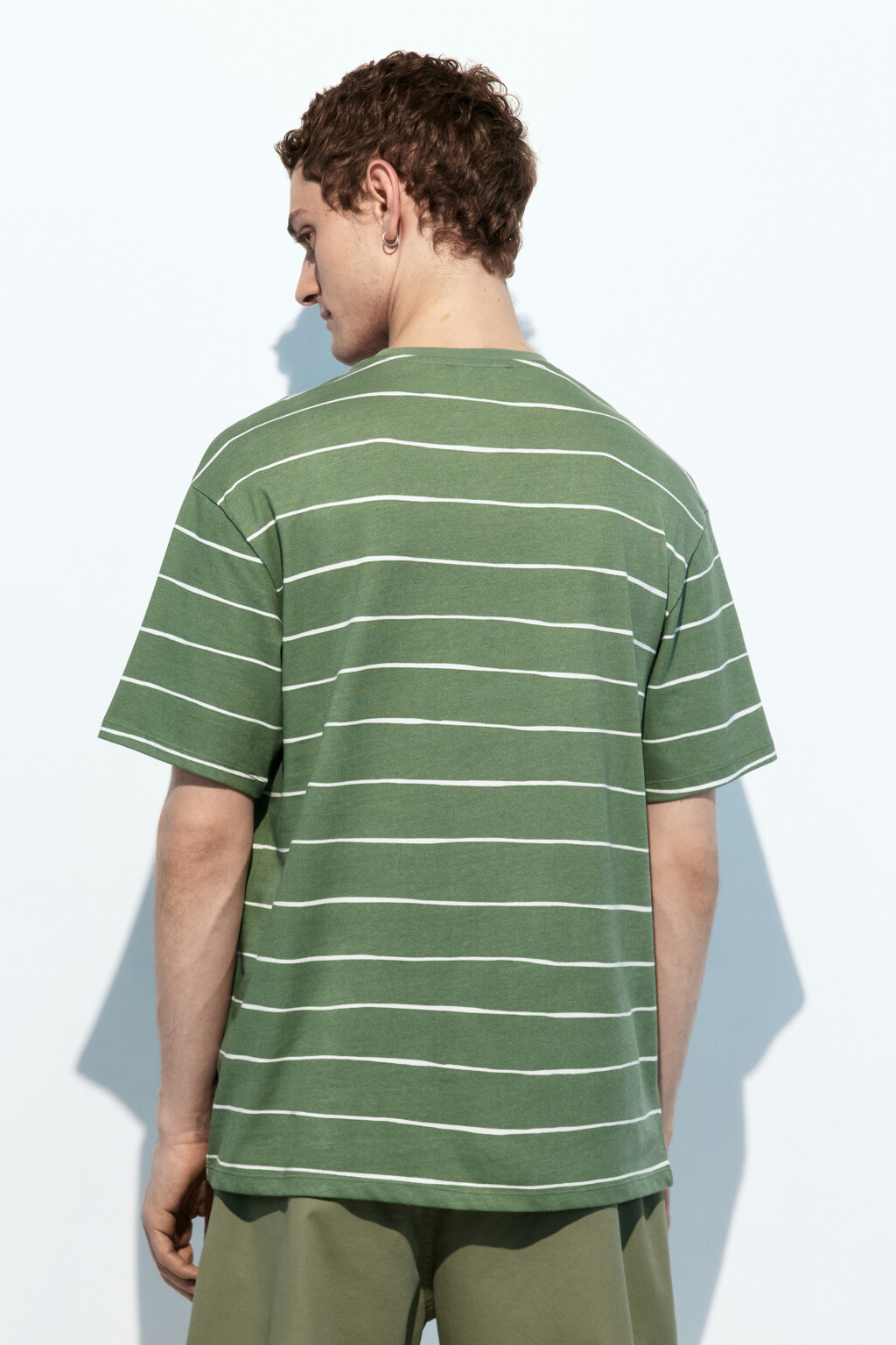 Футболка хлопковая с принтом в полоску - цвет зеленый - 4