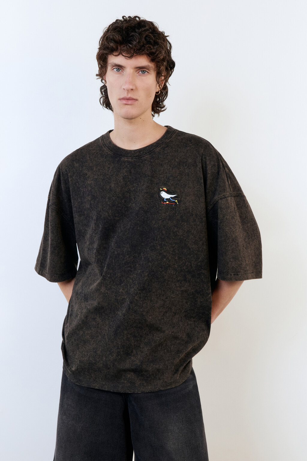 Футболка oversize с вареным эффектом и принтом - цвет черный - 2