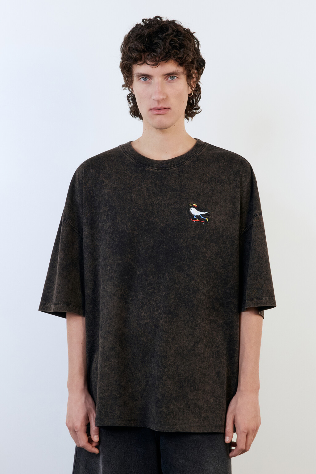 Футболка oversize с вареным эффектом и принтом - цвет черный - 1