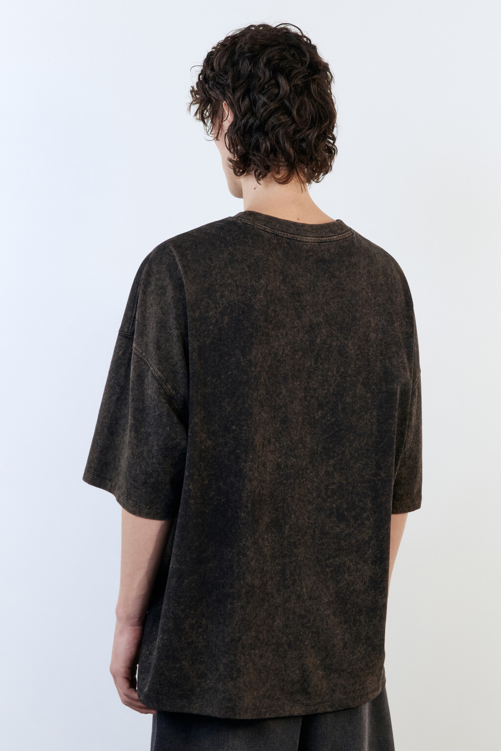 Футболка oversize с вареным эффектом и принтом - цвет черный - 4