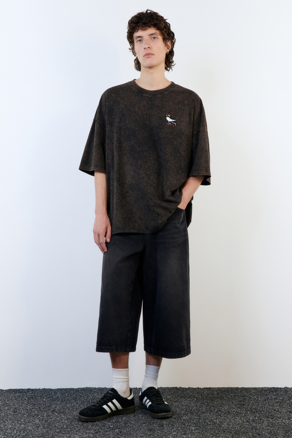 Футболка oversize с вареным эффектом и принтом - цвет черный - 5