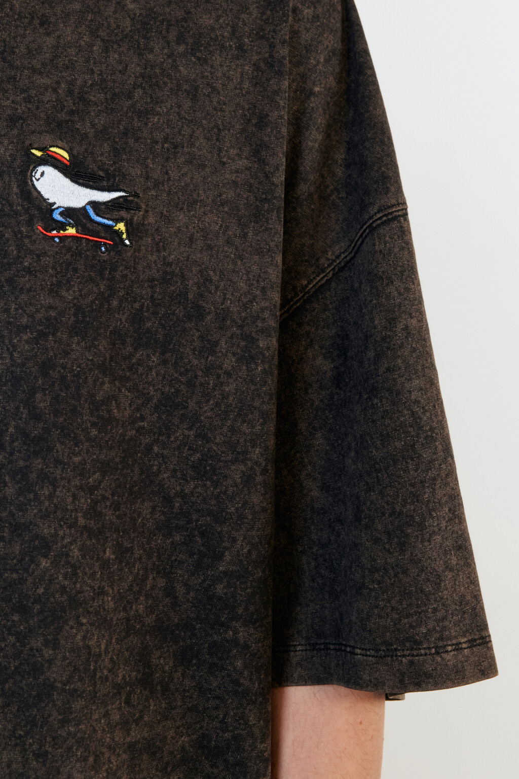 Футболка oversize с вареным эффектом и принтом - цвет черный - 7