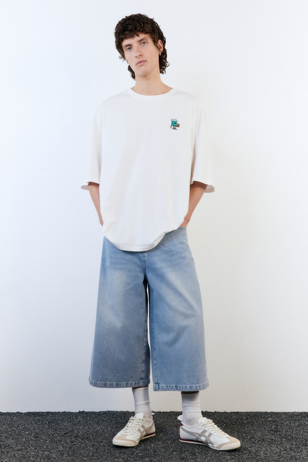 Футболка oversize с вареным эффектом и принтом - цвет белый - 1