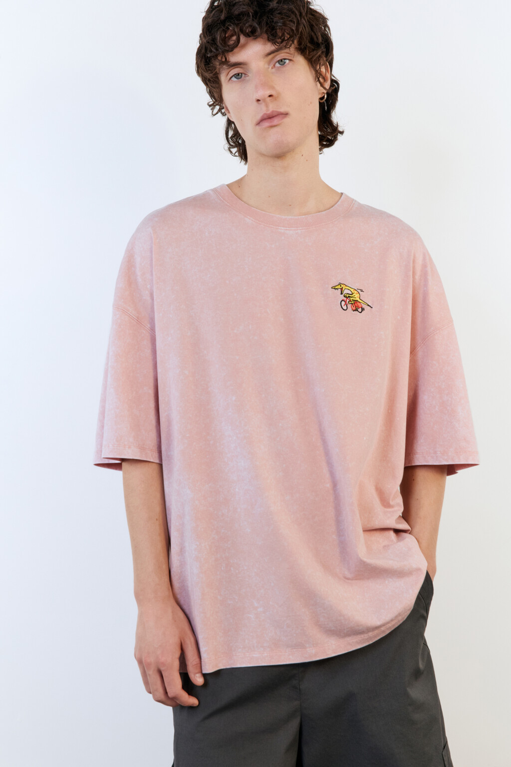 Футболка oversize с вареным эффектом и принтом - цвет розовый - 1