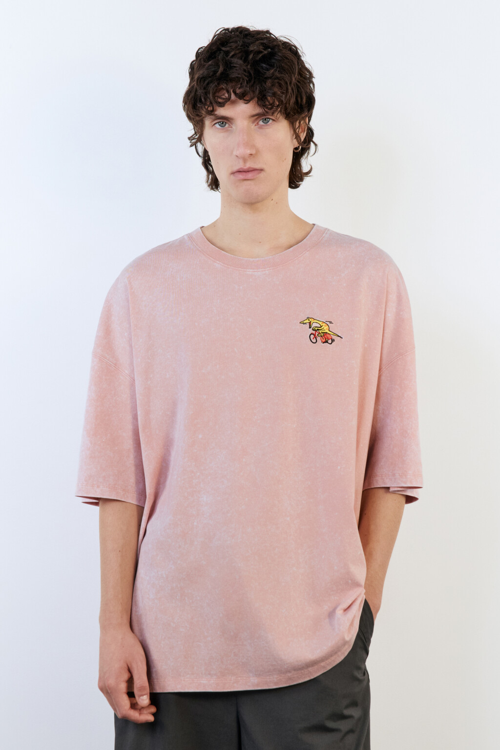 Футболка oversize с вареным эффектом и принтом - цвет розовый - 2