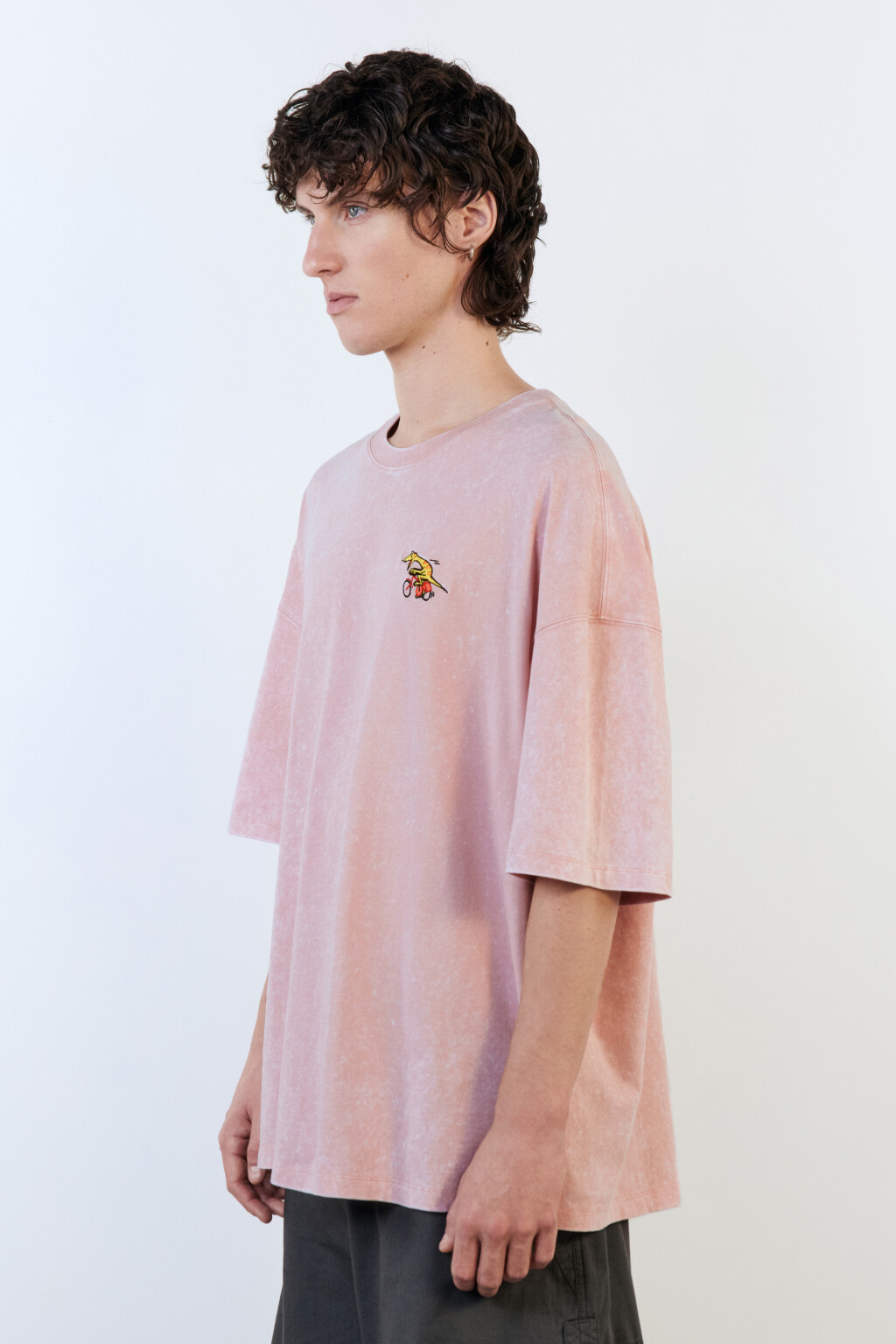 Футболка oversize с вареным эффектом и принтом - цвет розовый - 3