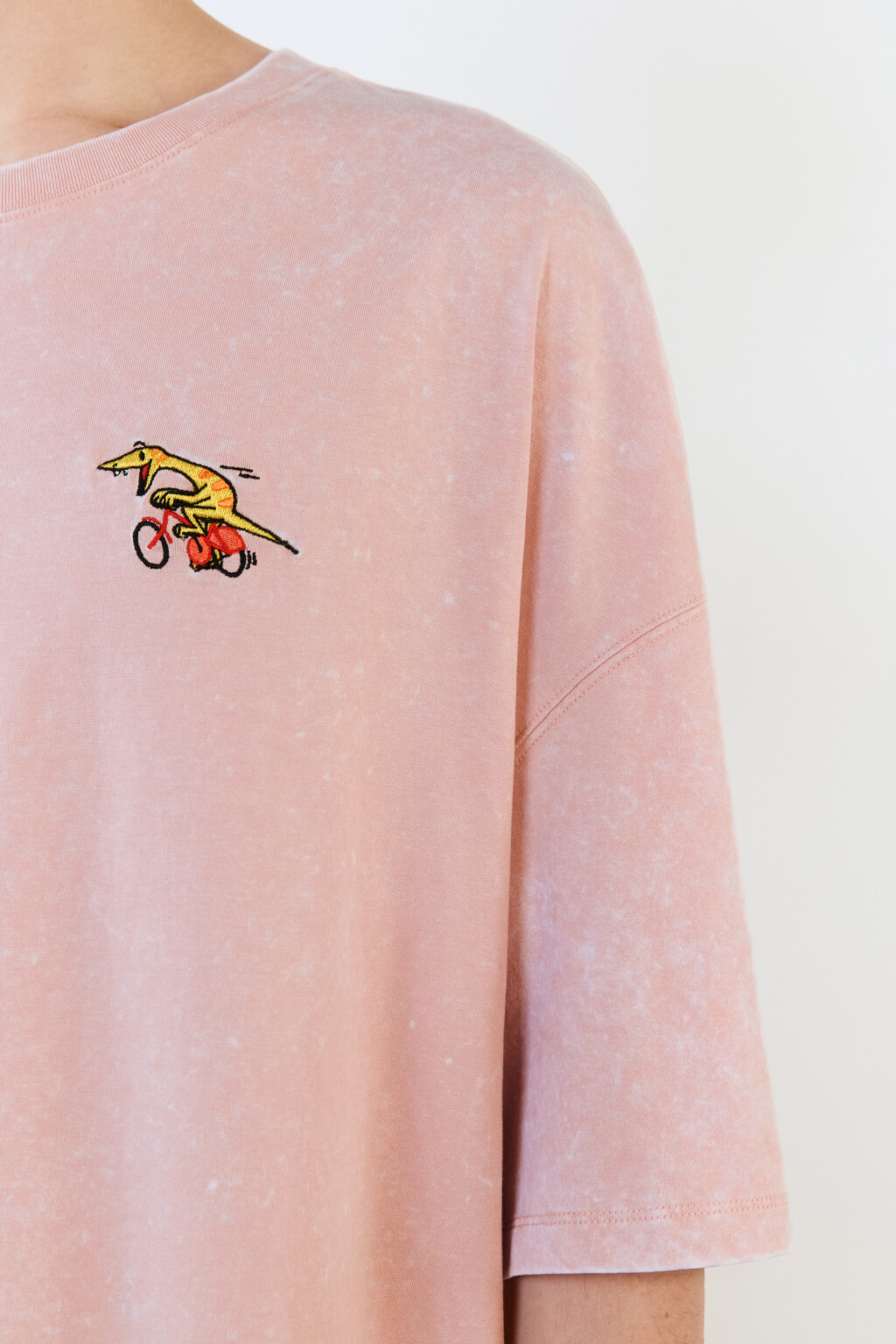 Футболка oversize с вареным эффектом и принтом - цвет розовый - 7