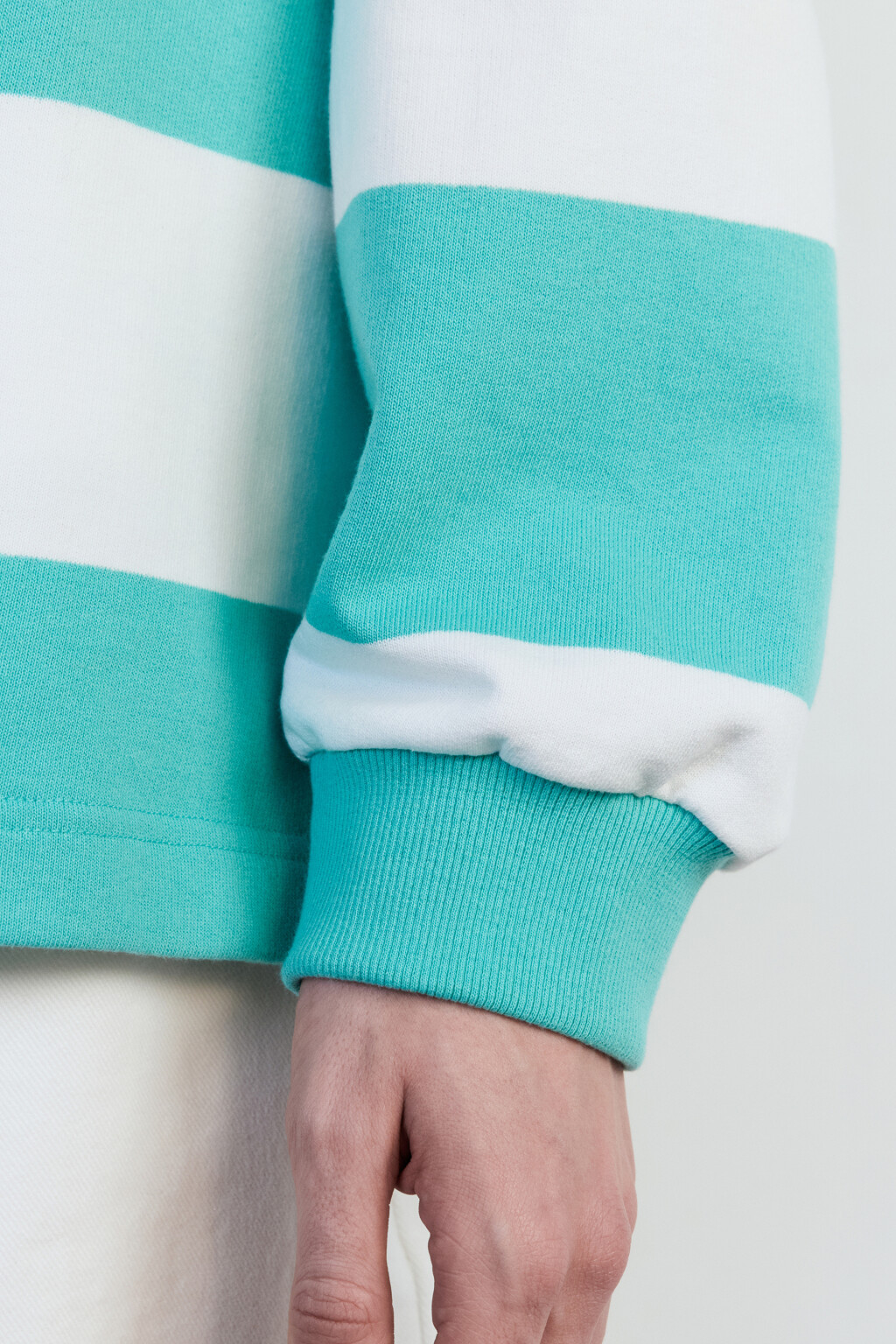 Свитшот в полоску с надписью на груди - цвет белый - 8